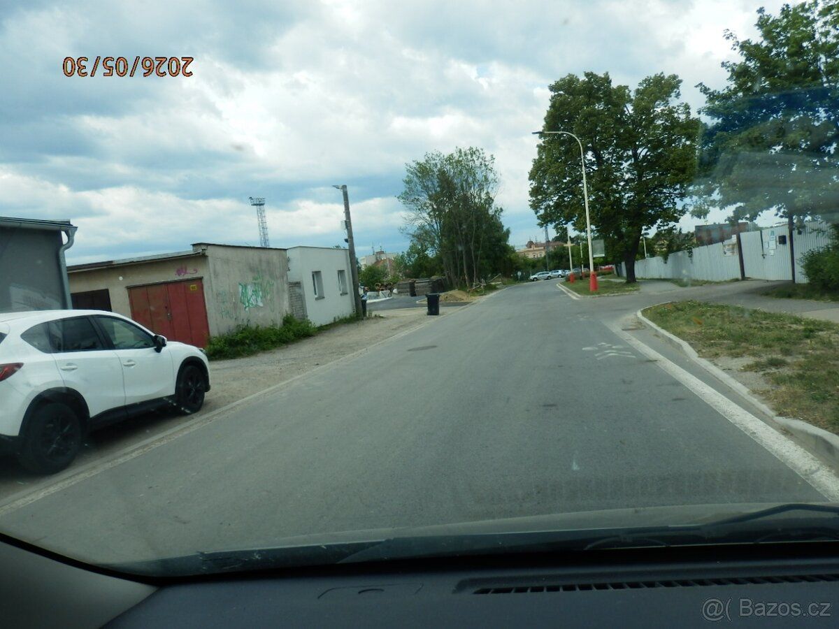 Pronajmu garáž v ulici Vožická kousek od vlakového nádraží p