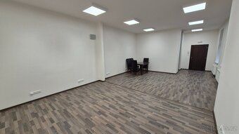Nabízíme k pronájmu prostorný ateliér o dispozici 2+1 a celk