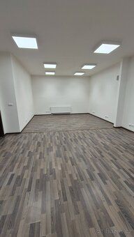 Nabízíme k pronájmu prostorný ateliér o dispozici 2+1 a celk