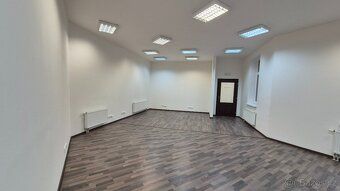 Nabízíme k pronájmu prostorný ateliér o dispozici 2+1 a celk