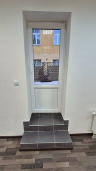 Nabízíme k pronájmu prostorný ateliér o dispozici 2+1 a celk