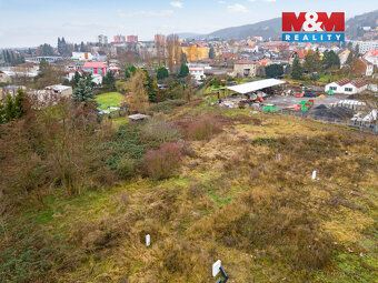 Pozemek k bydlení v centru Krupky – ideální investice. Nabíz