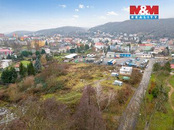 Pozemek k bydlení v centru Krupky – ideální investice. Nabíz