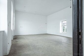Nabízíme v exkluzivním zastoupení k prodeji rozlehlý dům s o