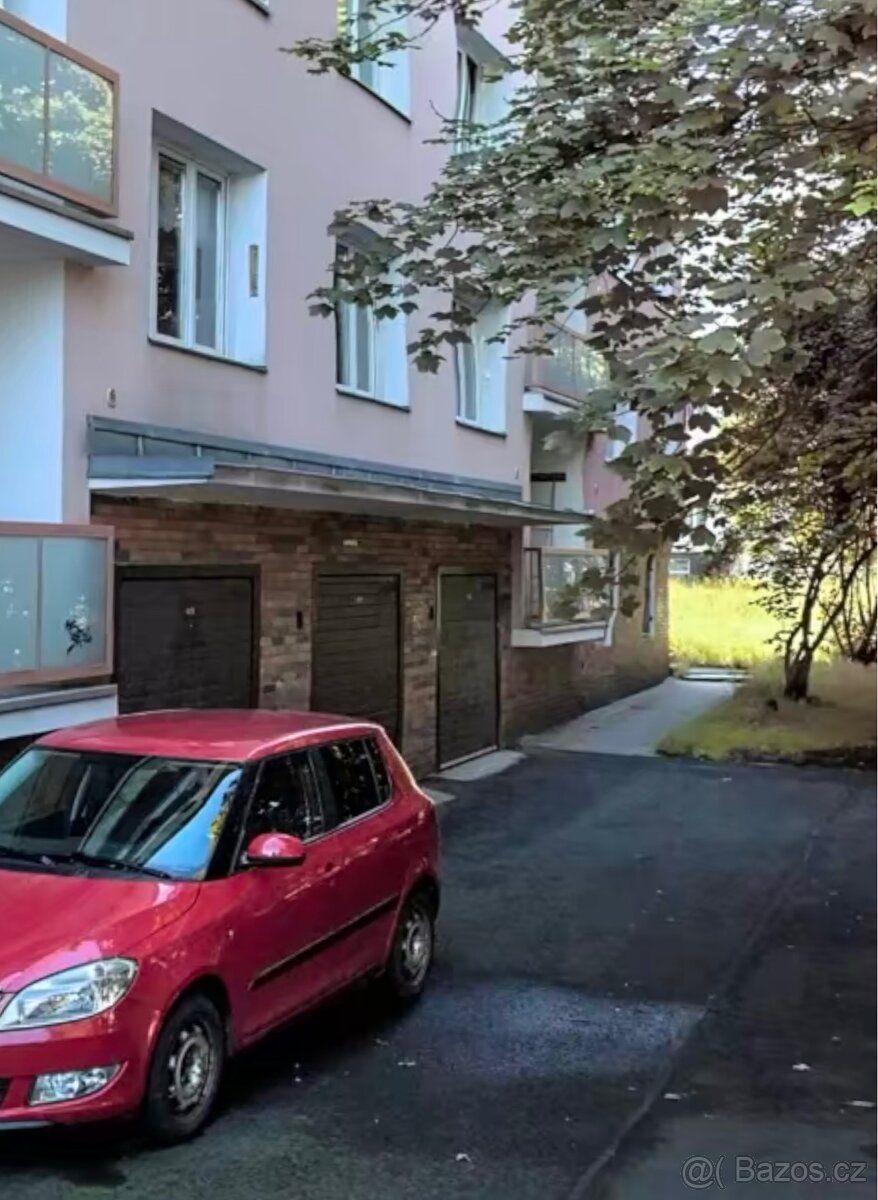 Garáž v Karlových Varech Drahovicích, elektřina, sucho, tepl