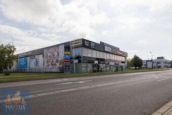 Nabízíme k pronájmu atraktivní obchodní prostory /showroom o