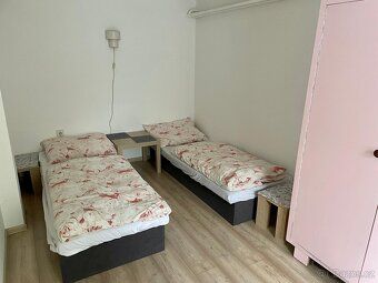 Pronajmu zařízený neprůchozí pokoj 18m² v přízemí rod.domu v