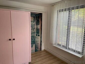 Pronajmu zařízený neprůchozí pokoj 18m² v přízemí rod.domu v