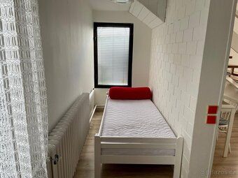 Pronajmu zařízený neprůchozí pokoj 18m² v přízemí rod.domu v