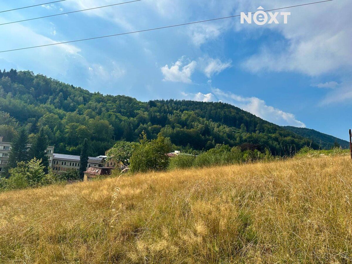 Mírně svažitý terén, poskytující krásný výhled na okolní kra