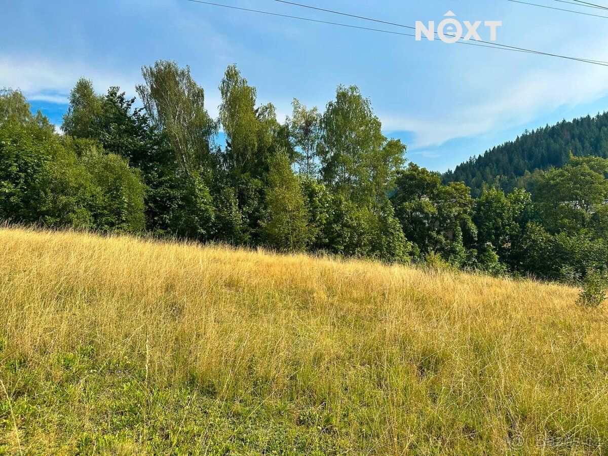Mírně svažitý terén, poskytující krásný výhled na okolní kra