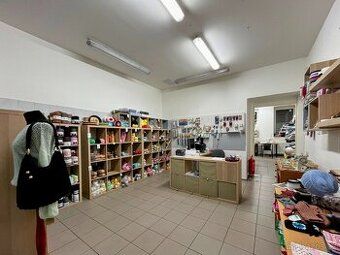 Nabízíme Vám k dlouhodobému pronájmu obchodní prostory nachá