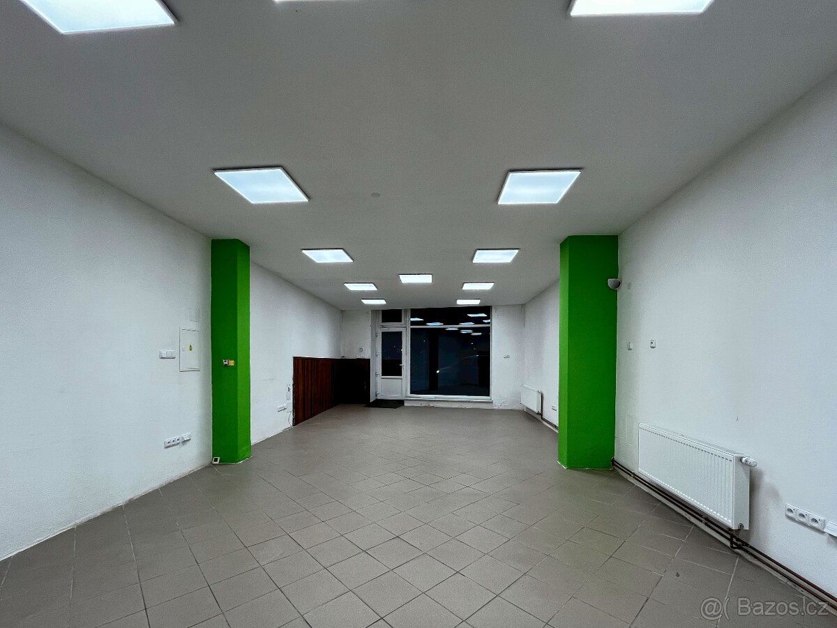 Nabízíme Vám k dlouhodobému pronájmu obchodní prostory nachá