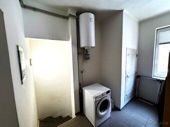 Nabízím k prodeji víceúčelový dům, který kombinuje komerční 
