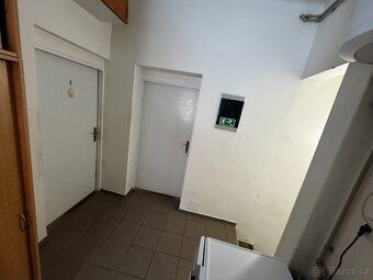Nabízím k prodeji víceúčelový dům, který kombinuje komerční 