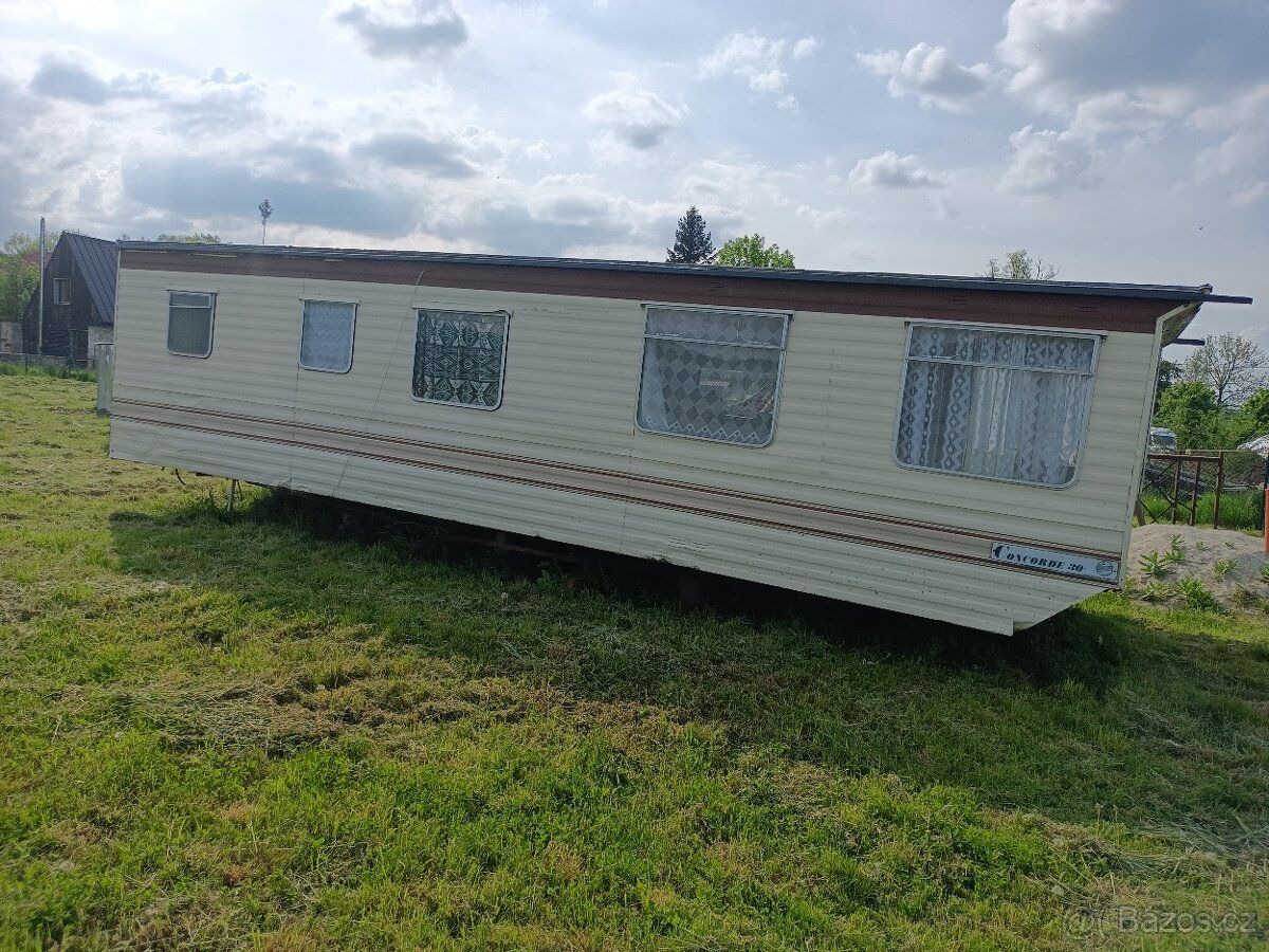 Prodám starší mobilhouse určený na opravu.Je na pevné stání.