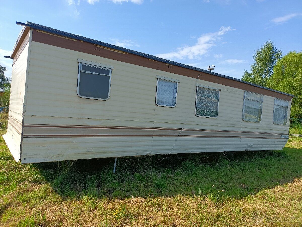 Prodám starší mobilhouse určený na opravu.Je na pevné stání.