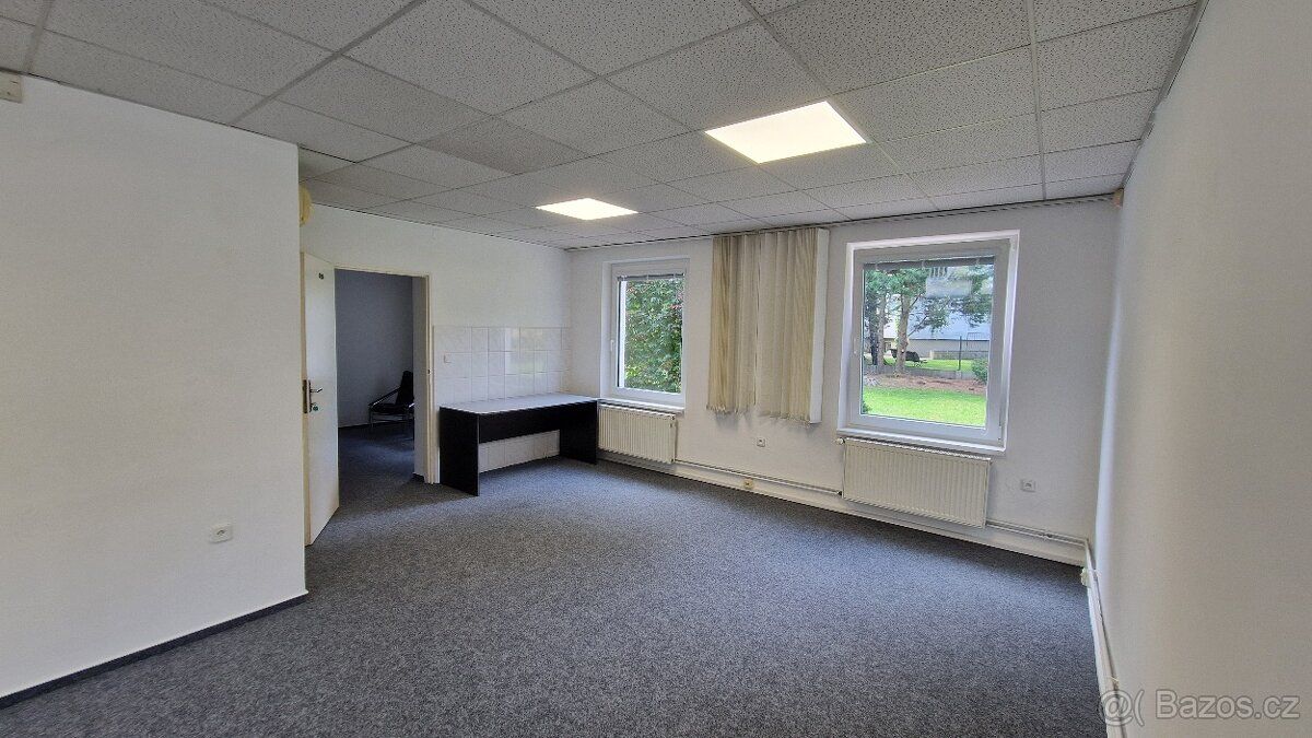 Pronájem kancelářských prostor (43m² a 64m²) v administrativ