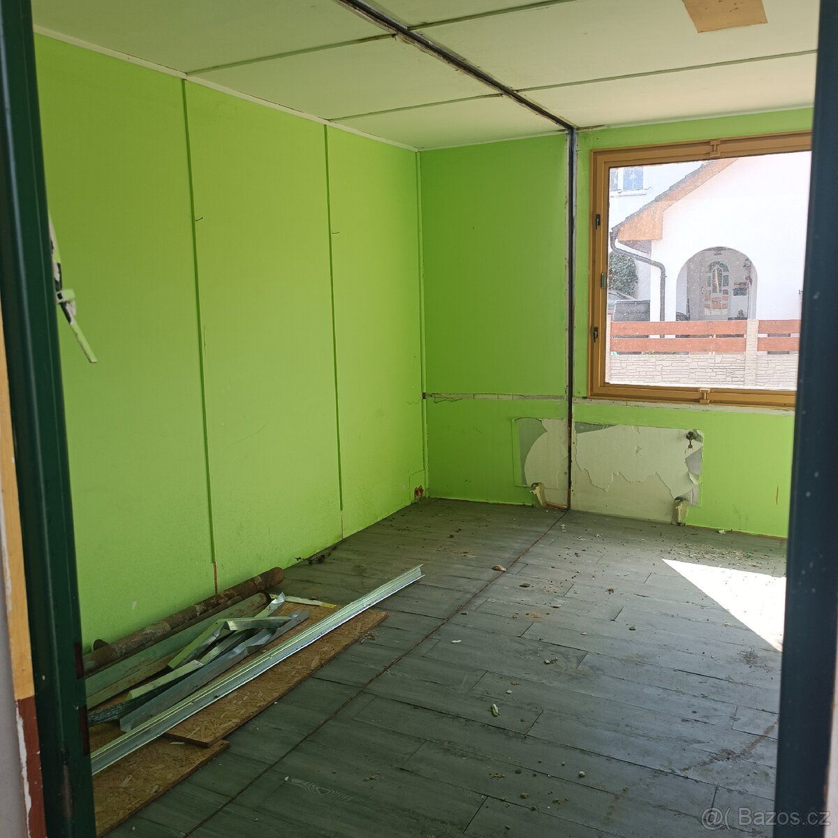 Prodám 8 umí buněk 2.5*6 m, výška 3m (plocha celkem 120 M2),
