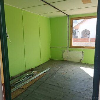 Prodám 8 umí buněk 2.5*6 m, výška 3m (plocha celkem 120 M2),
