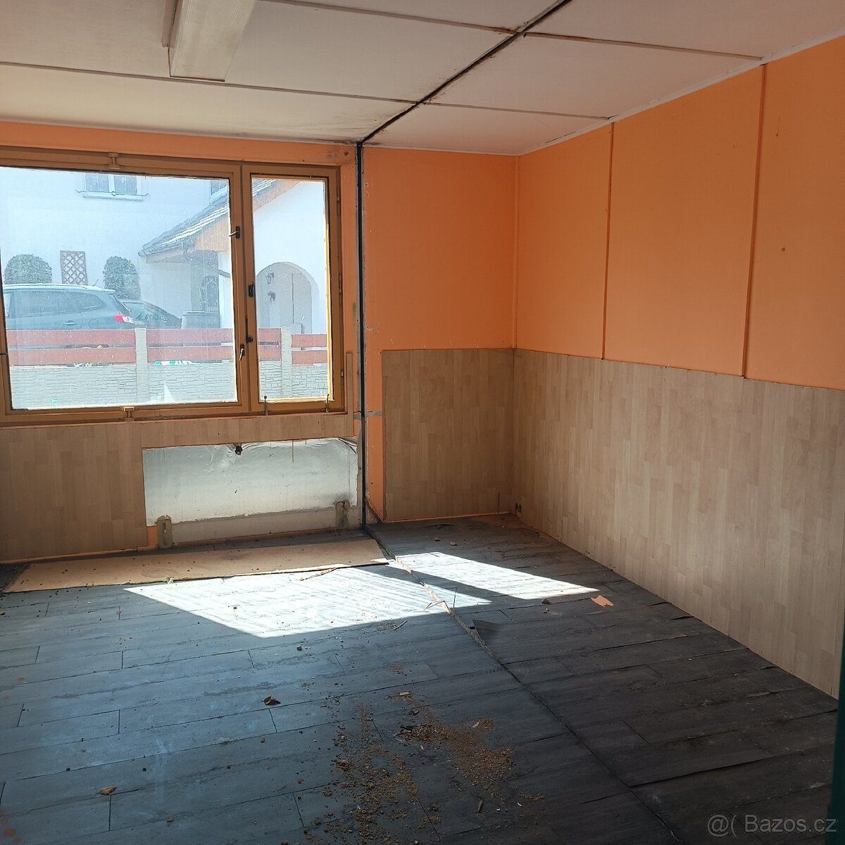 Prodám 8 umí buněk 2.5*6 m, výška 3m (plocha celkem 120 M2),
