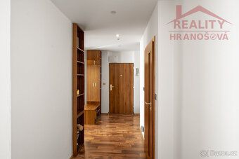 Nabízíme k pronájmu prostorný a světlý byt o rozloze 101 m² 