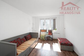 Nabízíme k pronájmu prostorný a světlý byt o rozloze 101 m² 