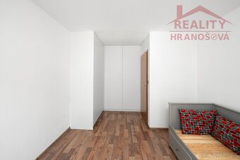 Nabízíme k pronájmu prostorný a světlý byt o rozloze 101 m² 