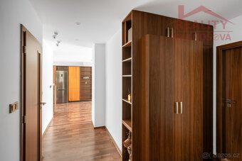 Nabízíme k pronájmu prostorný a světlý byt o rozloze 101 m² 