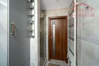 Nabízíme k pronájmu prostorný a světlý byt o rozloze 101 m² 