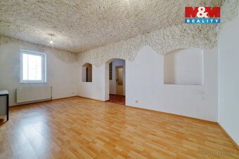 Nabízíme k pronájmu prostorný byt 3+1 v cihlovém domě přímo 