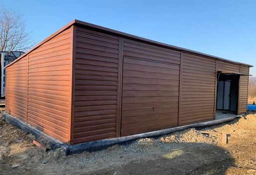 Prodám garáž 13x6 barva ořech Sklon střechy dozadu Šířka 13m