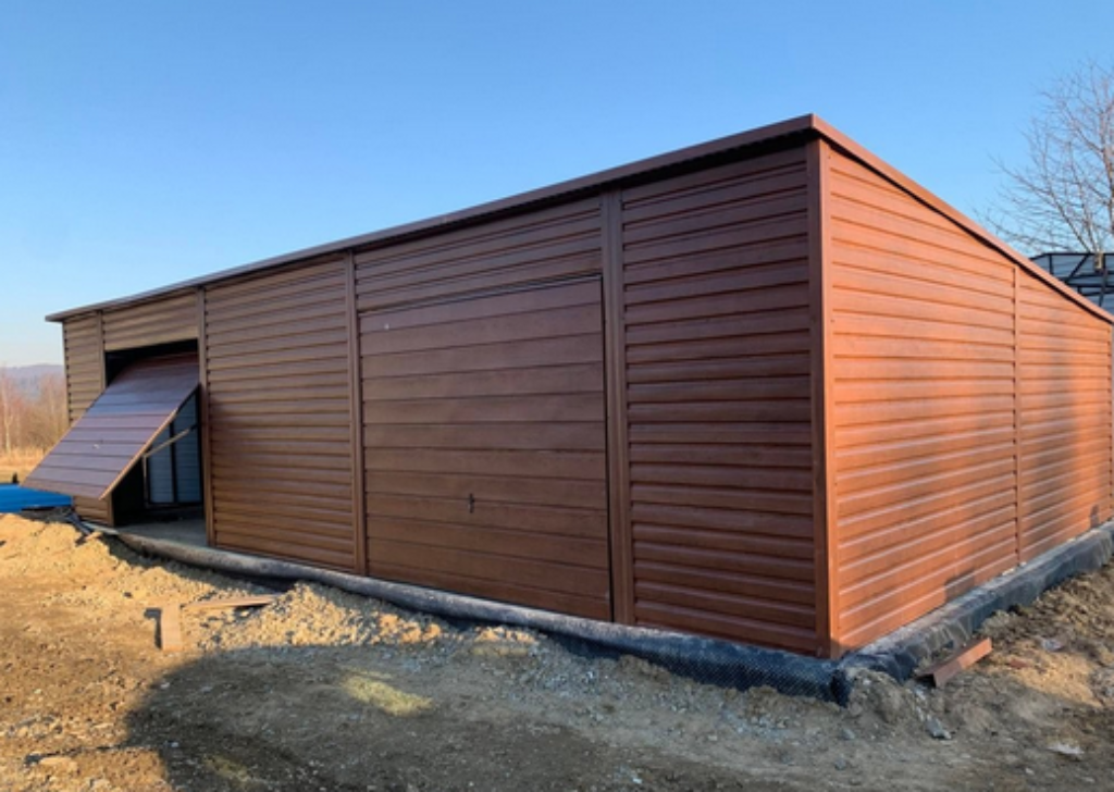 Prodám garáž 13x6 barva ořech Sklon střechy dozadu Šířka 13m