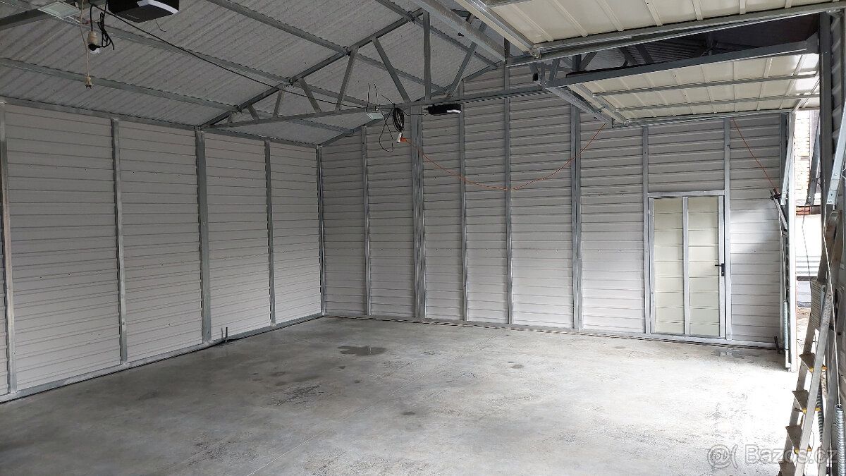 Prodám garáž 12x7 (9x7 + 3x7) stěna 3m a vrchol 4m přístřeše