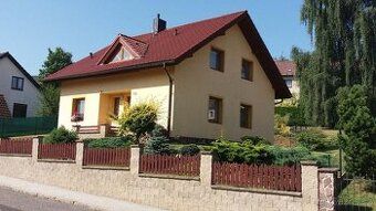 na okraji s výhledem,Na výsluní,hrubou stavbu RD s fasádou,d