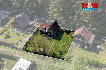 Nabízíme k prodeji útulnou chatu o dispozici 4+1 na vlastním
