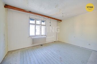 Nabízíme k prodeji rohový cihlový rodinný dům na jedné z nej