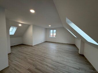 Pronájem prostorného podkrovního bytu 3+kk, 100 m² po komple