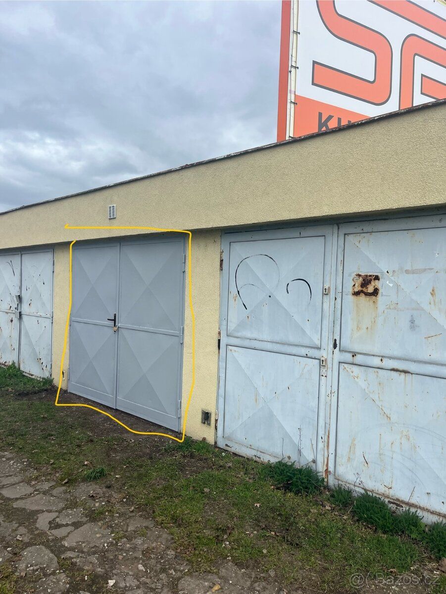 Garáž na kruhovém objezdu u Globusu v Pardubicích. Tel 608 2