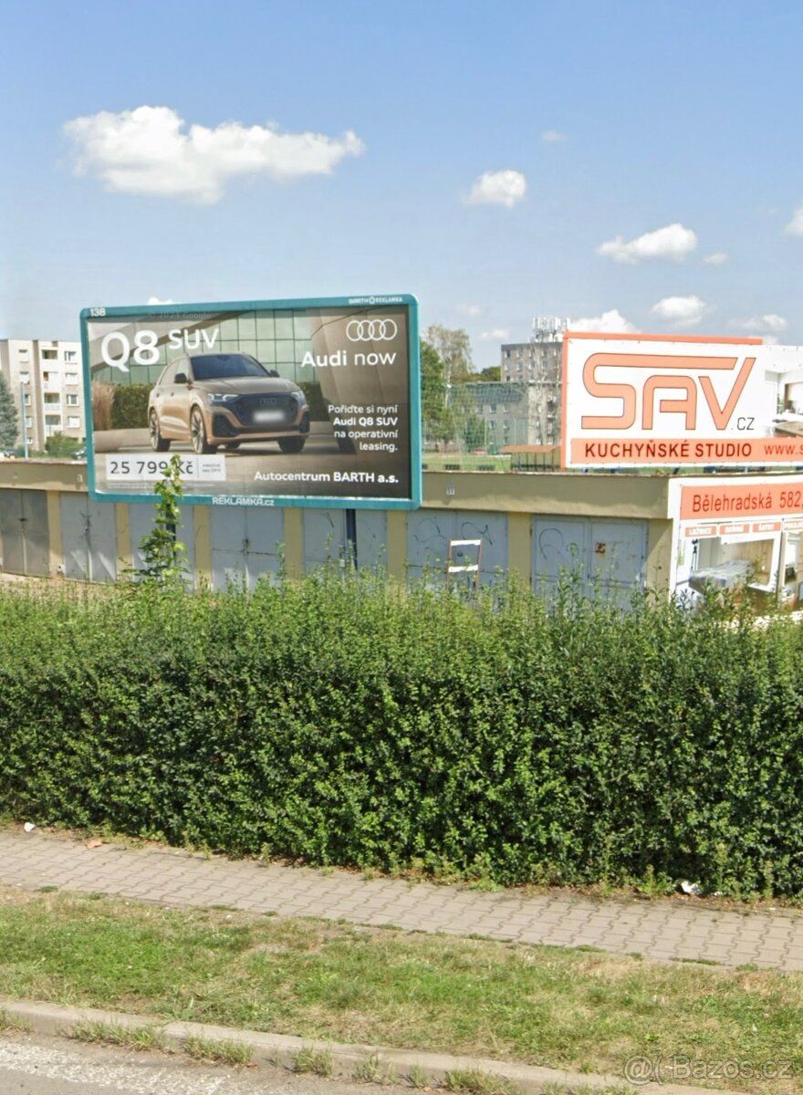 Garáž na kruhovém objezdu u Globusu v Pardubicích. Tel 608 2