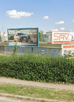 Garáž na kruhovém objezdu u Globusu v Pardubicích. Tel 608 2