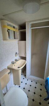 Prodám velice prostorný mobilheim o rozměru 9 x 3 m. Vybaven