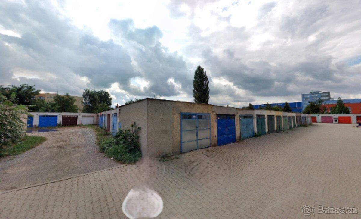 Nabízíme Vám k prodeji uličku za garážemi, uzavřenou a nepří