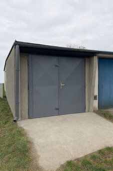 Nabízíme Vám k prodeji uličku za garážemi, uzavřenou a nepří