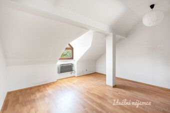 K dlouhodobému pronájmu nabízíme hezký podkrovní byt 2+1 o r