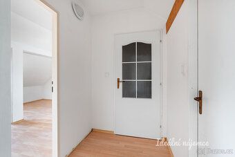 K dlouhodobému pronájmu nabízíme hezký podkrovní byt 2+1 o r