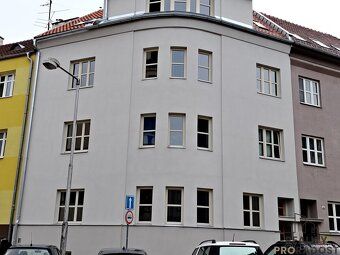 V zastoupení majitele Vám nabízím k pronájmu prostorný byt o