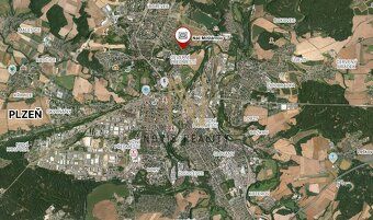 Klidná zahrada s výhledem na Plzeň, vzrostlými stromy a souk
