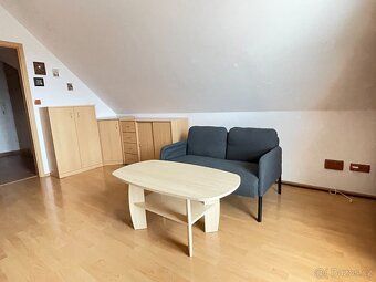Pronájem podkrovního bytu 1+kk o výměře 32 m² s balkonem 6 m