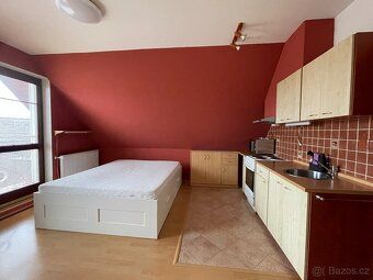 Pronájem podkrovního bytu 1+kk o výměře 32 m² s balkonem 6 m